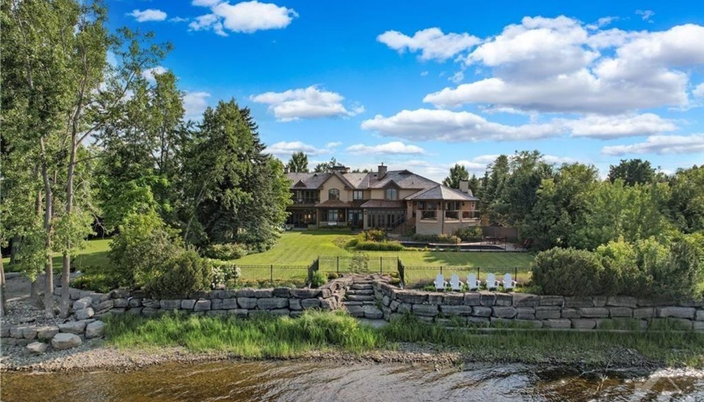 113 Grandview Road, Ottawa, Ontario K2H 8B7